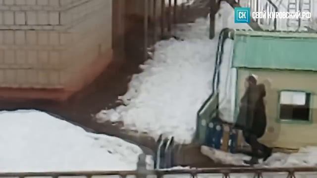 В Кирове в детском саду ребенок провалился под землю смотреть онлайн