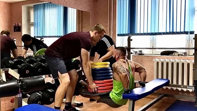 Обратные отжимания от скамьи, 210х4! смотреть онлайн
