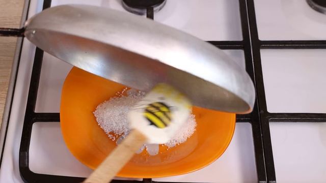 К сковороде ничего не прилипнет. Простой способ из маминой тетрадки, чтоб к сковороде не пригорало.