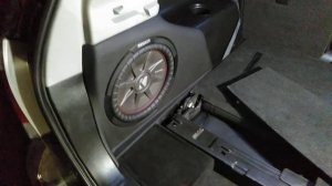 Сабвуфер стелс в крыло Тойота Хайлендер