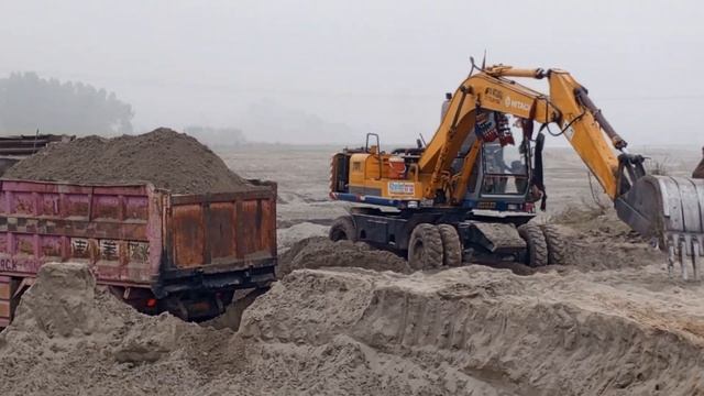 Hitachi 100WD Working Operator Loading ? Tata Dumptruck and Tractor with Trolly смотреть онлайн