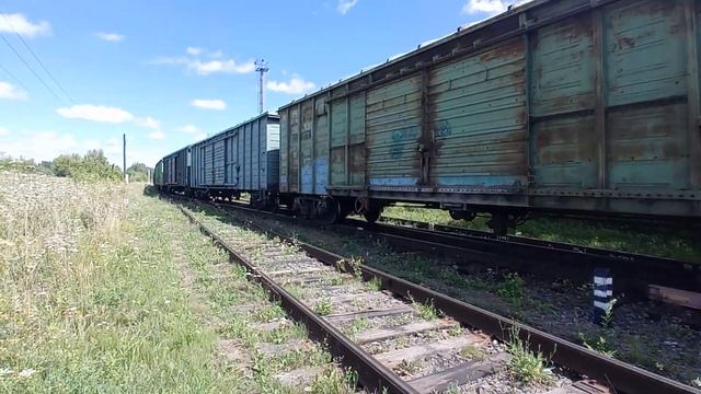 Прибытие Тепловоза 2ТЭ10М-3275 С Тепловозом ЧМЭ3-2097 И Грузовыми Вагонами На Станцию Металлист смотреть онлайн