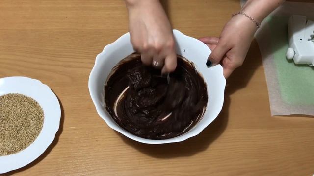 ШОКОЛАДНЫЕ ТРЮФЕЛЯ. ПРОСТОЙ И БЫСТРЫЙ РЕЦЕПТ КОНФЕТ.. смотреть онлайн