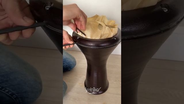 Эксперименты с дарбукой. Ремонт дарбуки. Замена пластиковой мембраны на кожаную смотреть онлайн