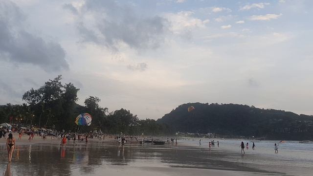 Пхукет Патонг Прогулка по пляжу с прекрасным закатом, крабы, парасейлинг и большие волны 2ч смотреть онлайн