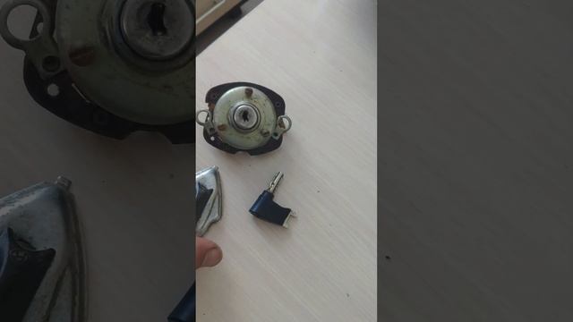 Замок зажигания с ключом к старому мотоциклу ИЖ смотреть онлайн