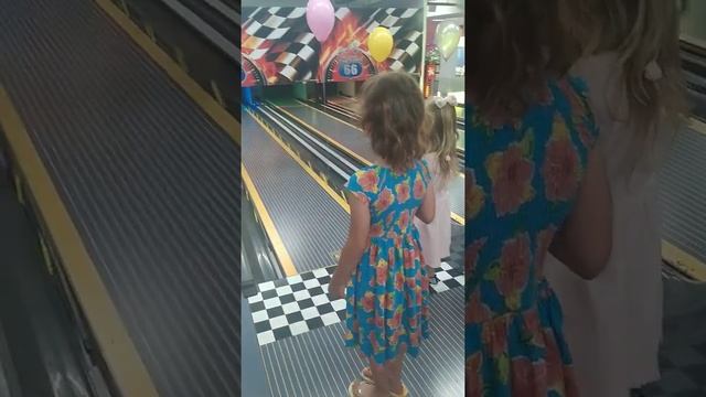 СТРАЙК В БОУЛИНГ ?? Мелисса с первого раза выбила СТРАЙК смотреть онлайн