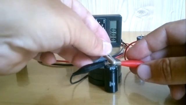 МОЖНО ЗАРЯДИТЬ КОНДЕНСАТОР С ПОМОЩЬЮ МАГНИТА смотреть онлайн