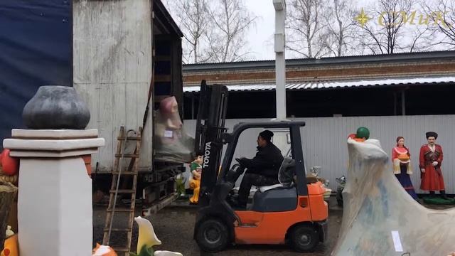 Отправка груза. Загружаем в фуру фонтаны и сказочных героев из бетона. смотреть онлайн