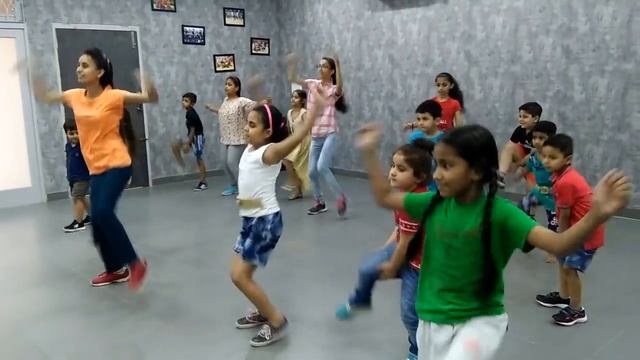 Zumba Kids?? /Easy Steps for children/ Saloni Uzinwal #QadambyVishal смотреть онлайн