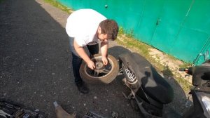 Как снять заднее колесо скутера