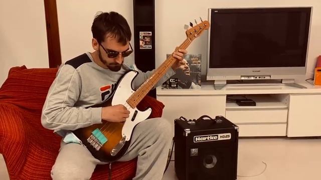 Playing What's Going On by Marvin Gaye on a Squier Precision Bass - James Jamerson Bassline смотреть онлайн
