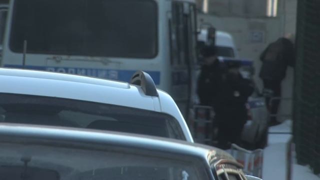 Автобус ОВД "Дорогомилово" и следователь СК въезжают на территорию, занятую рейдерами смотреть онлайн