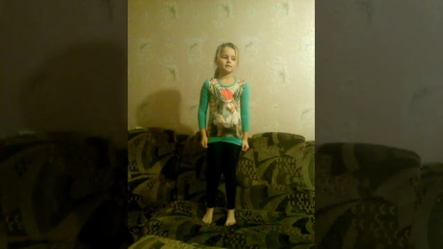 Кира и Афина урок мостик шпагат и кувырки