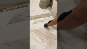 Как стыковать керамогранит и кварцвиниловый ламинат под один уровень