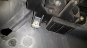 Снятие обшивки двери. Замена троса двери.  Мерседес АТЕГО.