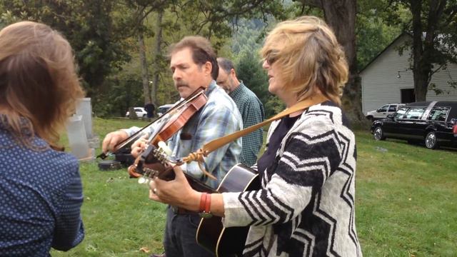 Mac and Jenny Traynam -- They Never Told Me I Was Dying -- at Bill Richardson Memorial 16SEPT2014 смотреть онлайн