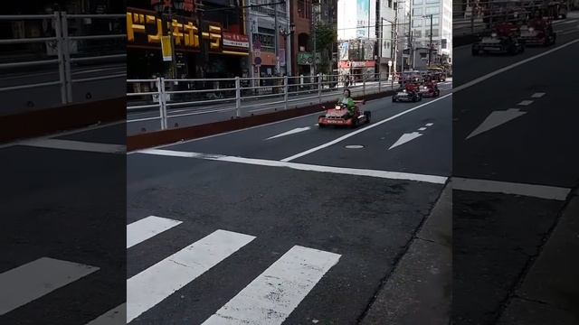 В Японии разрешено ездить на картингах по дорогам общего пользования. смотреть онлайн