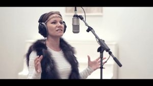 Девушка поёт песню кукушка