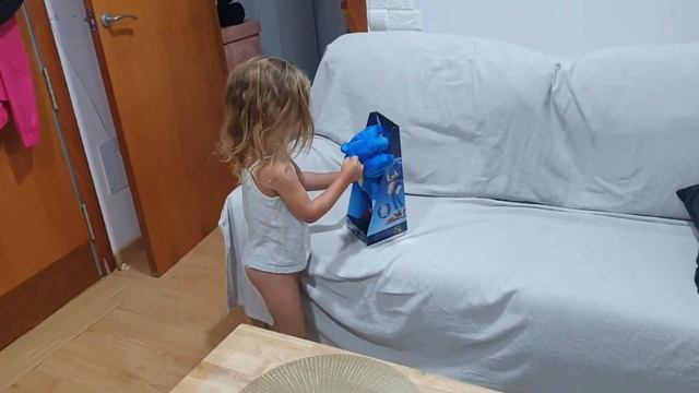 Оливейя проснулась в свой день рождения и увидела подарок #olivella #ребенок #деньрождения #девочка смотреть онлайн