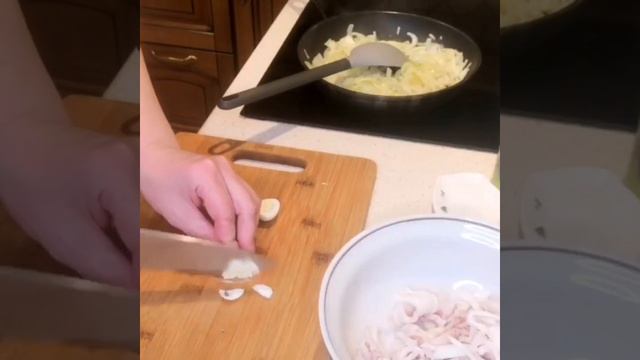 Салат из кальмара без майонеза, нереально вкусный! #салат #салатИзКальмара #вкуснаязакуска