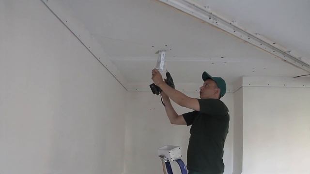 Установка точечных светильников в натяжной потолок. Росдекор смотреть онлайн