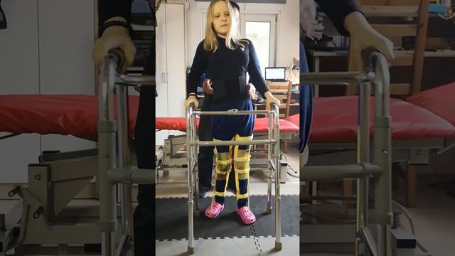 Ева, травма C7-Th1, нижняя плегия. Ходьба в беззамковых аппаратах. смотреть онлайн