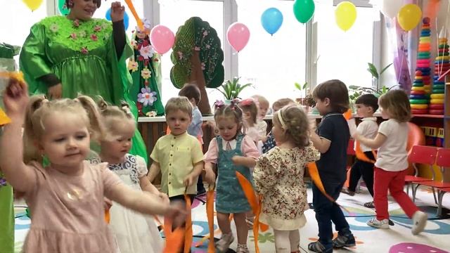 Танец с лентами "Солнечные зайчики". Группа №1 "Лапушки" смотреть онлайн