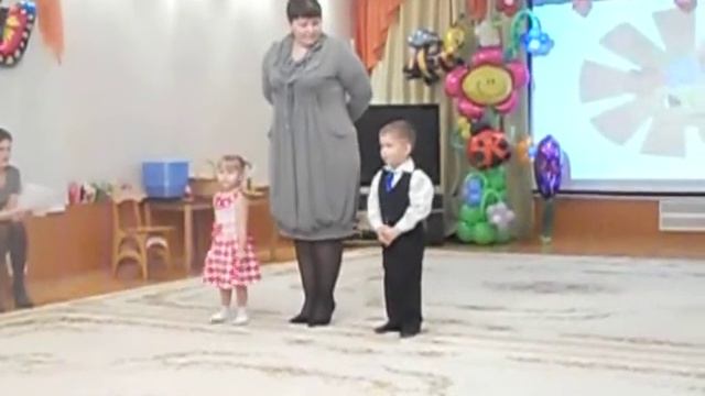 Дениска читает стишок на утреннике! смотреть онлайн
