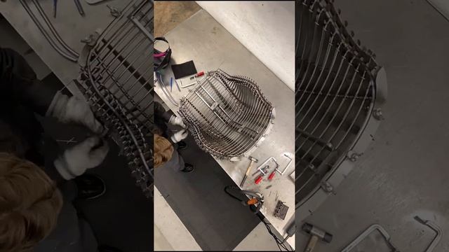 Изготовление стального сиденья обеденного стула из проволоки смотреть онлайн