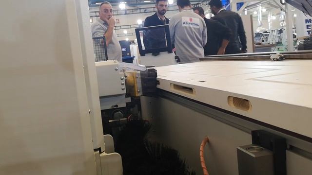 Обрабатывающий центр с ЧПУ для дверей OZGENC MAKINA. Модель WD-200 CNC смотреть онлайн