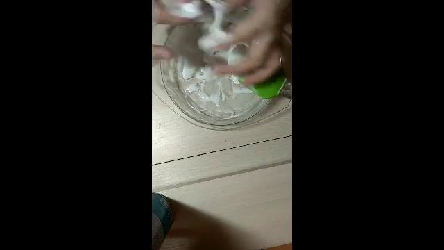 Показываю из чего можно сделать лизун! смотреть онлайн