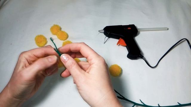 КАК СДЕЛАТЬ МИМОЗУ НА ВЕТКЕ ИЗ МИНИ ПОМПОНОВ . Mimosa be composed of mini pompose of yam. смотреть онлайн