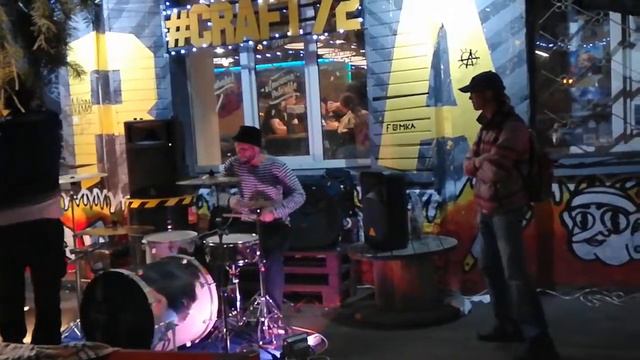 Парень играет на барабанах в Тюмени смотреть онлайн