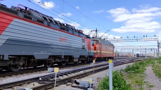 Сплотка электровозов ЧС2Т-1019 и ЭП20-073, ст. Санкт-Петербург-Главный, г.СПб, 06.06.2022г.(4K UHD) смотреть онлайн