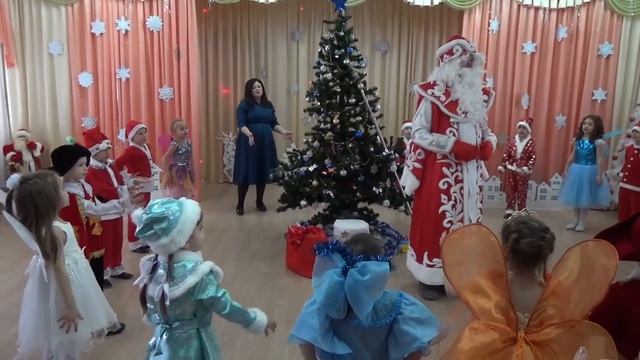 Весёлый танец с Дедом Морозом смотреть онлайн