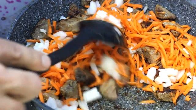 Вкусный гуляш с подливкой и картофельным пюре. Нежное пюре и мягкое мясо. Пальчики оближешь! смотреть онлайн