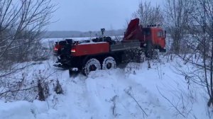 Внедорожная грузовая эвакуация. Спасаем харвестер. Грузовой эвакуатор