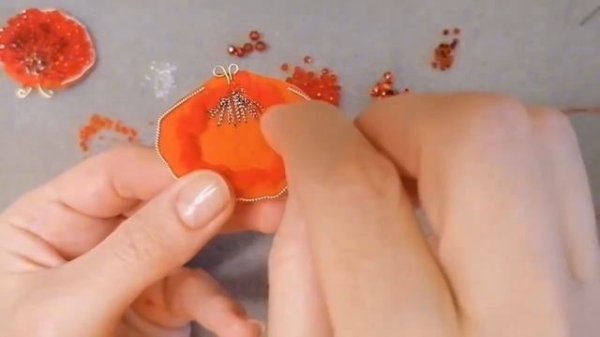 Брошь Мак. Автор Марина Кадуцкая.