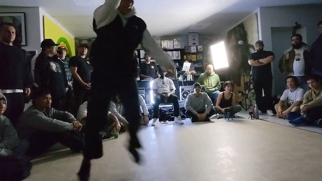 Bgirl Shino vs Bboy O2 - Bag of Clips: Showdown in Chinatown смотреть онлайн