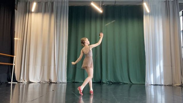 Обучающий курс "Работа с предметом в уроке народно-сценического танца (для 1-2 годов обучения)" смотреть онлайн