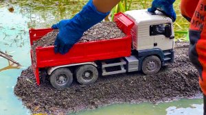 Играем машинками игрушками, строим мост, ездим по воде. Манкиту