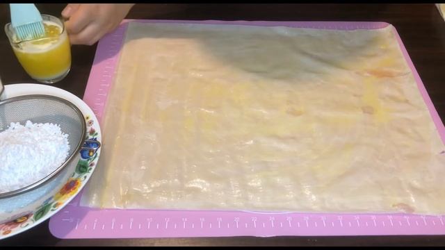 Пироги с вишней и изюмом