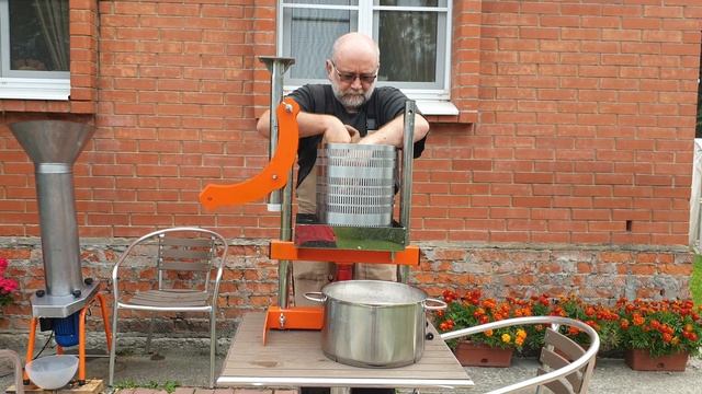 Отжим яблочного сока прессом смотреть онлайн