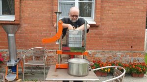 Отжим яблочного сока прессом