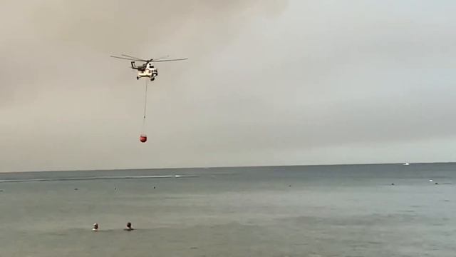 20210729 вертолёт набирает воду для тушения пожара на курорте Сиде (Анталия) смотреть онлайн
