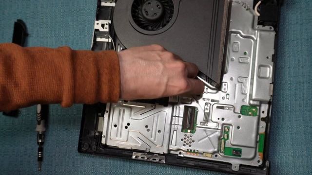 How to Open a PS3 Slim to Replace Thermal Paste, Change Battery, & Clean Dust | disassemble teardow смотреть онлайн