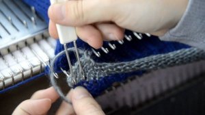 Обработка горловины двойной резинкой на вязальной машине. Double neck elastic on a knitting machine