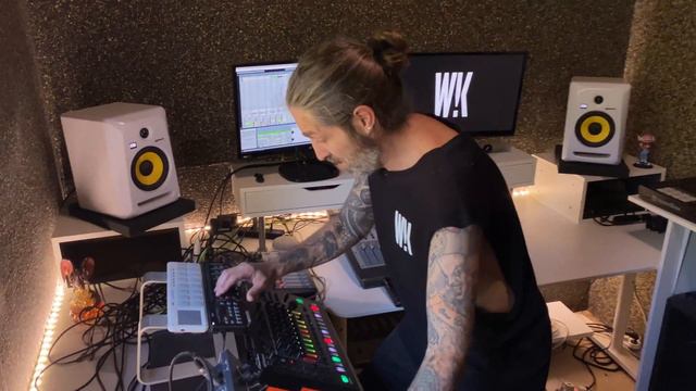 AITOR RONDA JAM STUDIO - FEELING THE PRESSURE смотреть онлайн