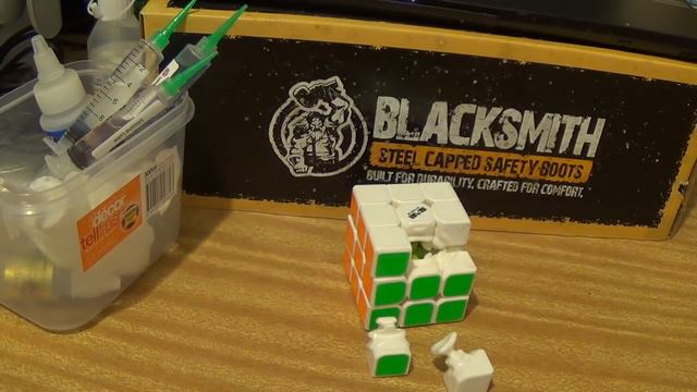 How I taught Feliks Zemdegs to lube cubes!!! смотреть онлайн